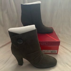 NWT Aerosoles Grey Suede Rolette Boots